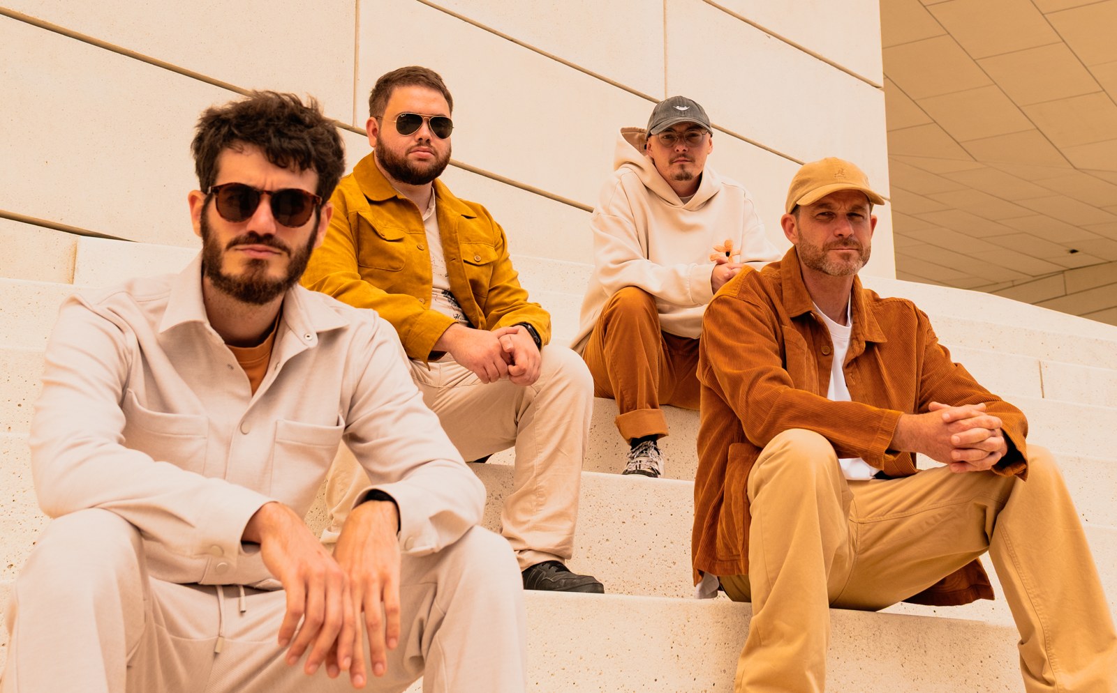 Djélicious, quartet, portrait du groupe assis sur des marches
