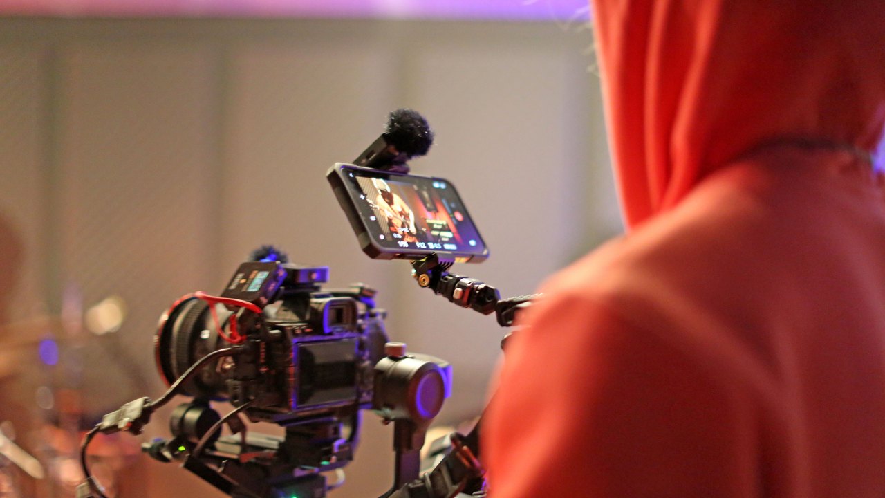 Tournage vidéo d'un concert : caméra sur stabilisateur avec écran de contrôle